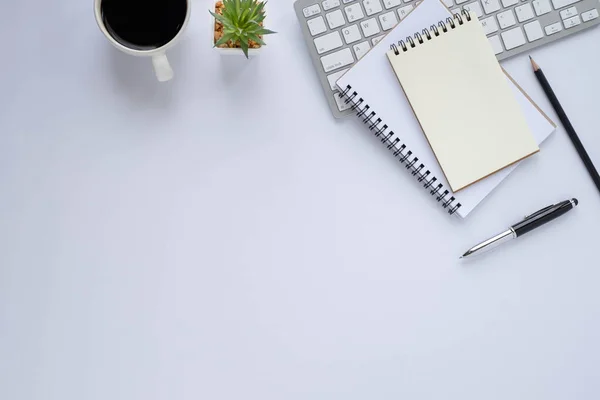 Ovansidan White Office Skrivbord Med Tangentbord Anteckningsbok Och Kaffekopp Med — Stockfoto