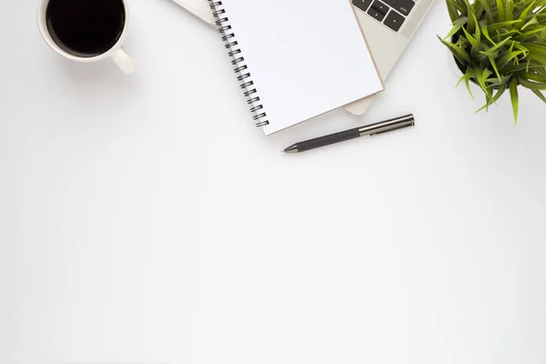 Ovansidan White Office Skrivbord Med Tangentbord Anteckningsbok Och Kaffekopp Med — Stockfoto