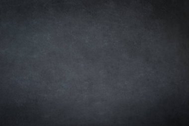 Okuldaki eğitim sınıfını öğrenmek için karatahta kullanılan tebeşirle kapatılmış. Fotokopi alanı olan koyu gri siyah karatahta dokusu arkaplanı.