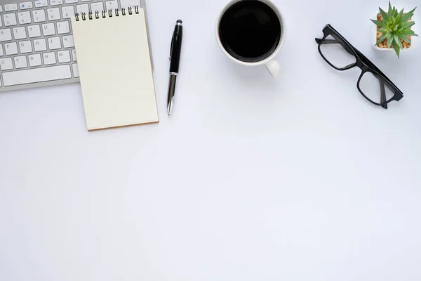 Vista Superior Mesa Escritorio Oficina Blanca Con Teclado Portátil Taza — Foto de Stock