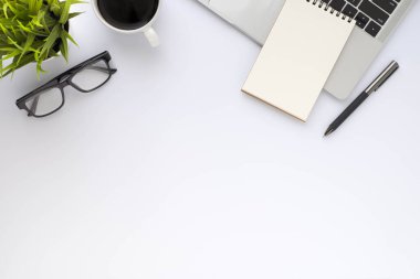 Ofiste beyaz masalı bir iş yeri. Kahve fincanı ve gözlüklü klavye bilgisayarının üst görüntüsü. Modern yaratıcı tasarımcılar için yer var. Fotokopi alanı olan düz bir yer. İş finans kavramı.