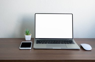 Boş ekranlı ve telefonlu klavyeli ahşap ofis masası, fare bilgisayarı. İş ve finans kavramı. Çalışma yeri, boş kopya alanı olan düz uzanma.