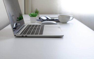 Bilgisayarlı beyaz ofis masası, kahve fincanı ve defter, ekipman ofis malzemeleri olan fare bilgisayarı. İş ve finans kavramı. Çalışma yeri, boş kopya alanı olan düz uzanma.