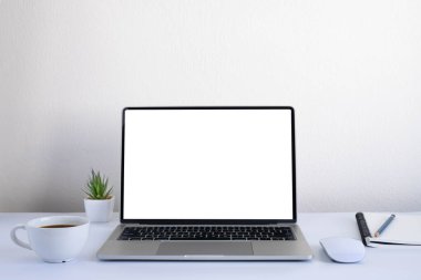 Bilgisayarlı beyaz ofis masası, kahve fincanı ve defter, ekipman ofis malzemeleri olan fare bilgisayarı. İş ve finans kavramı. Çalışma yeri, boş kopya alanı olan düz uzanma.