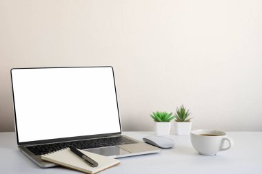 Bilgisayarlı beyaz ofis masası, kahve fincanı ve defter, ekipman ofis malzemeleri olan fare bilgisayarı. İş ve finans kavramı. Çalışma yeri, boş kopya alanı olan düz uzanma.