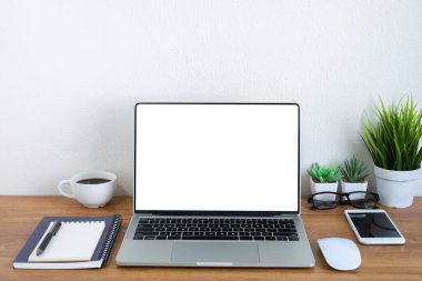 Klavyeli ahşap ofis masası dizüstü bilgisayar, kahve fincanı ve defter ekipman ofis malzemeleri ile fare bilgisayarı. İş ve finans kavramı. Çalışma yeri, boş kopya alanı olan düz uzanma.