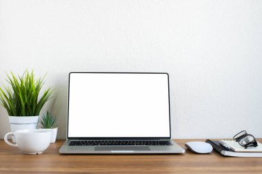 Klavyeli ahşap ofis masası dizüstü bilgisayar, kahve fincanı ve defter ekipman ofis malzemeleri ile fare bilgisayarı. İş ve finans kavramı. Çalışma yeri, boş kopya alanı olan düz uzanma.