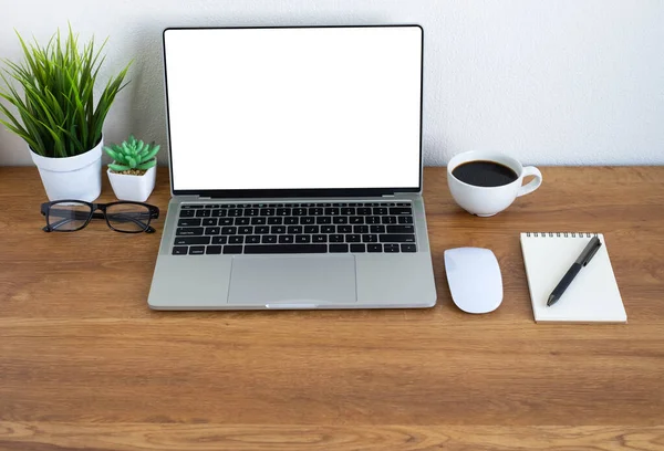 Schreibtisch Aus Holz Mit Laptop Tastatur Kaffeetasse Und Notizbuch Mauscomputer — Stockfoto