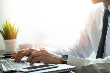 Ofis masasındaki dizüstü bilgisayarın klavyesini kullanan adam elleri. Çalışma alanı, iş adamı, fotokopi alanı olan iş için yaratıcı proje fikri. Yatırım finansmanı muhasebe kavramı.