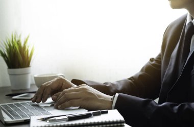 Ofis masasındaki dizüstü bilgisayarın klavyesini kullanan adam elleri. Çalışma alanı, iş adamı, fotokopi alanı olan iş için yaratıcı proje fikri. Yatırım finansmanı muhasebe kavramı.