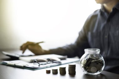 Cam şişe tasarruf bankası para yığını basamakları ile arka plan işadamı. Gelecek plan için para biriktirmek, fotokopi alanı olan emeklilik fonu. Yatırım finansmanı muhasebe kavramı.