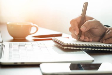 Not defterine ya da mektuba kalem notu ya da masa başına günlük yazan bir adam. Öğrenciler için iş yeri, kopya alanı olan bir yazar. işletme çalışma ve öğrenme eğitim kavramı.