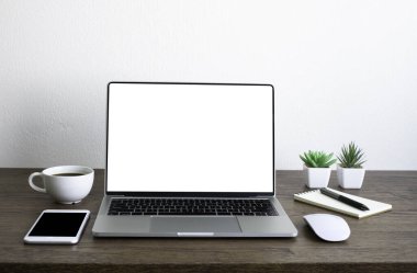 Laptop boş ekran, ahşap ofis masasında kahve fincanı ve defter, ekipman ofis malzemeleri olan fare bilgisayarı. İş ve finans kavramı. Çalışma yeri, kopyalama alanı olan düz uzanma.