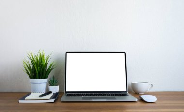 Çalışma masasında boş monitör beyaz ekran ekranı olan açık dizüstü bilgisayar dizüstü bilgisayarının ön görüntüsü. Çalışma alanı ofisi modern iş teknolojisi. Boş kopya alanı ile düz yatıyordu.