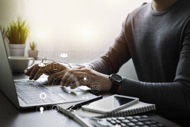 Ağ iletişiminde dijital pazarlama teknolojisi. Ofis masasında dizüstü bilgisayarla çalışan iş adamı elleri. Analiz stratejisi veri çevrimiçi bağlantısı. İş finansmanı sosyal medya kavramı.
