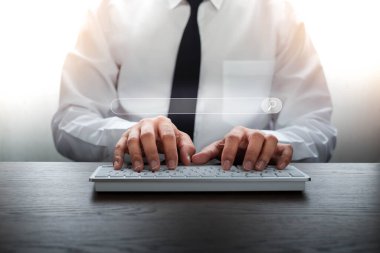 İşadamı elleri ofis masasında klavye bilgisayarı yazıyor. Arama web tarayıcı internet veri bilgi ağı kullanılıyor. İş dijital teknoloji kavramı.