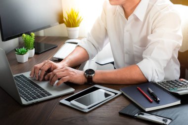 Ofis masasındaki dizüstü bilgisayarın klavyesini kullanan adam elleri. Çalışma alanı, iş adamı, fotokopi alanı olan iş için yaratıcı proje fikri. Yatırım finansmanı muhasebe kavramı.