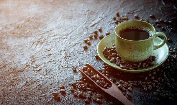 Heißer Schwarzer Kaffee Zum Morgendlichen Getränkemenü Brauner Keramiktasse Mit Kaffeebohnen — Stockfoto