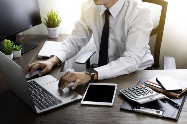 Ofis masasında dizüstü bilgisayarın klavyesini kullanırken ve yazarken çekilmiş. Çalışma alanı, iş adamı proje yaratıcı fikri çevrimiçi iş ağı. İş finans ve teknoloji kavramı.