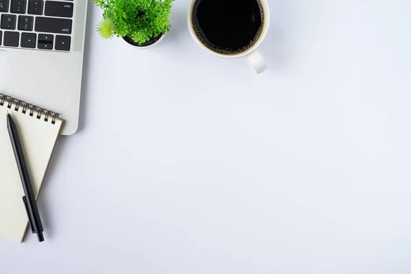 Ovansidan White Office Skrivbord Med Tangentbord Laptop Bärbar Dator Och — Stockfoto