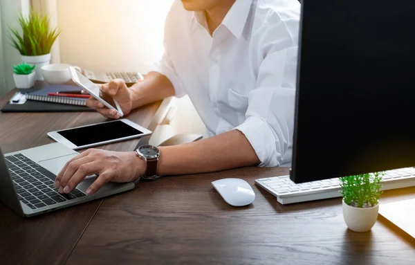 Man Hand Using Mobile Typing Keyboard Laptop Computer Office Desk — Stock Photo, Image