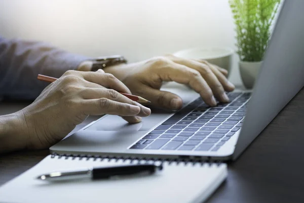 Close Man Hands Using Typing Keyboard Laptop Computer Office Desk — Stock Photo, Image