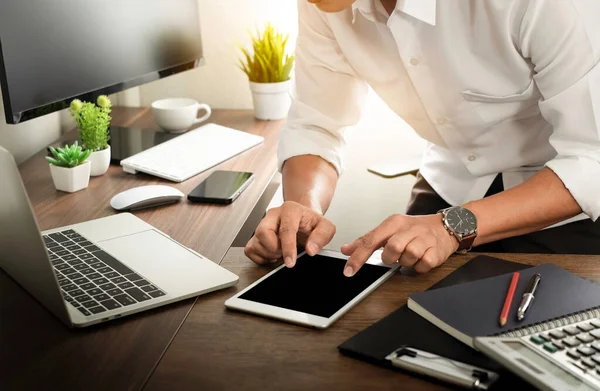 Man Hands Using Tablet Laptop Computer Office Table Desk Workspace — Stock Photo, Image