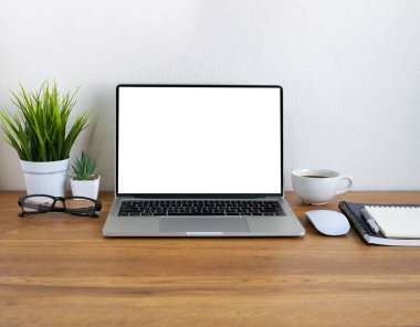 Klavyeli ahşap ofis masası dizüstü bilgisayar, kahve fincanı ve defter ekipman ofis malzemeleri ile fare bilgisayarı. İş ve finans kavramı. Çalışma yeri, boş kopya alanı olan düz uzanma.