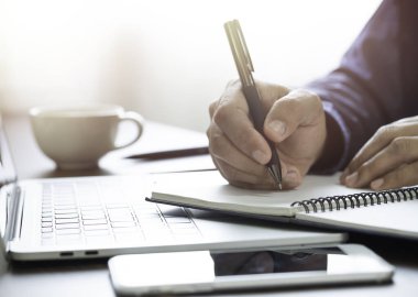 Not defterine ya da mektuba kalem notu ya da masa başına günlük yazan bir adam. Öğrenciler için iş yeri, kopya alanı olan bir yazar. işletme çalışma ve öğrenme eğitim kavramı.