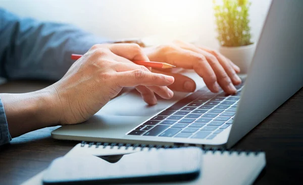 Close Man Hands Using Typing Keyboard Laptop Computer Office Desk — Stock Photo, Image