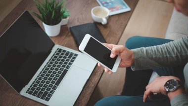 Adamın elini kullanırken, akıllı telefonu tutarken ya da cep telefonunun boş siyah ekranlı modelini çekerken. Telefon teknolojisi ve dijital modern tasarım kopyalama alanı ile dokunmatik ekran kullanabilir.