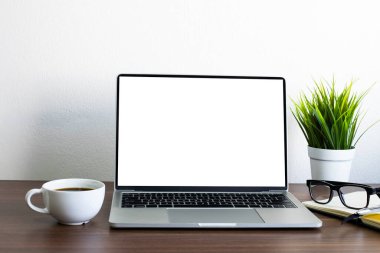 Çalışma masasında boş monitör beyaz ekran ekranı olan açık dizüstü bilgisayar dizüstü bilgisayarının ön görüntüsü. Çalışma alanı ofisi modern iş teknolojisi. Boş kopya alanı ile düz yatıyordu.