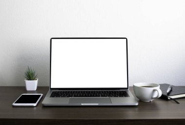 Boş ekranı ve telefonu olan dizüstü bilgisayarlı ahşap ofis masası. İş ve finans kavramı. Çalışma yeri, boş kopya alanı olan düz uzanma.