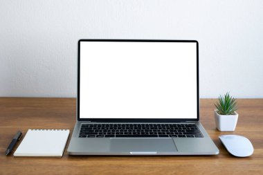 Çalışma masasında boş monitör beyaz ekran ekranı olan açık dizüstü bilgisayar dizüstü bilgisayarının ön görüntüsü. Çalışma alanı ofisi, iş yeri için modern çevrimiçi iletişim teknolojisi atölyede veya kapalı alanda.
