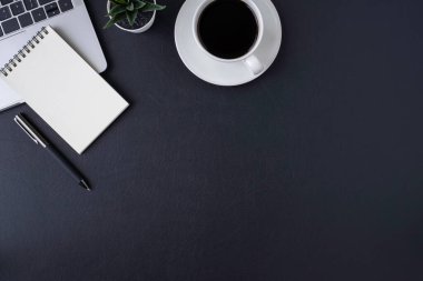 Ofiste, siyah deri ofis masası olan bir yerde. Klavye dizüstü bilgisayarının üst görüntüsü. Tasarımcının modern yaratıcı çalışması. Fotokopi alanı olan düz bir yer. İş finans kavramı.