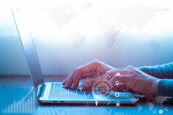 Цифровые маркетинговые технологии сетевой коммуникации. Деловые руки работают с ноутбуком на офисном столе. Анализ стратегических данных онлайн соединения. Концепция финансирования бизнеса.