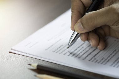 Hand 'in kapanışı anket ya da evrak anketi içeren kalem kullanarak şirket kişisel bilgi formu kontrol listesi belgesini doldurma sorusu. 