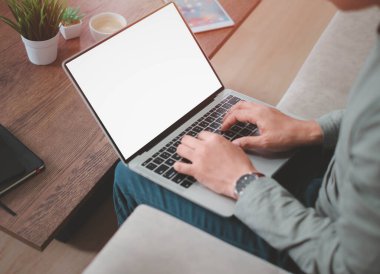 Klavye çalışma projesini kullanan ve yazan bir iş adamı ile boş monitör beyaz ekran görüntülü dizüstü bilgisayarın resmi. Yatırım finansmanı muhasebe kavramı.