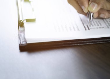Hand 'in kapanışı anket ya da evrak anketi içeren kalem kullanarak şirket kişisel bilgi formu kontrol listesi belgesini doldurma sorusu. 