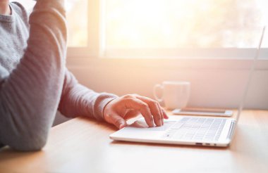 Dizüstü bilgisayarın klavyesini kullanan ve daktilo eden bir adam ofis masasındaki evrak işleriyle internet teknolojisinde iletişim kurar. İş yeri, iş adamı profesyonel yeni iş projesi fikri üzerinde çalışıyor.