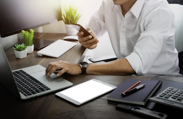 一个男人在办公室桌上用手提电脑的打字键盘 用因特网技术与人交流 商务人士忙于新工作项目理念的工作 — 图库照片