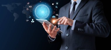 Elinde tablet bulunan iş adamı sanal dünya diyagramını gösteriyor. Sosyal dijital, Analiz stratejisi satış pazarlaması ve ekonomik veri çevrimiçi ağ bağlantısı. İş finans ve dijital teknoloji kavramı.