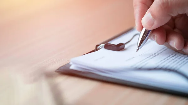 Primer Plano Mano Utilizando Pluma Escritura Con Cuestionario Encuesta Papeleo — Foto de Stock