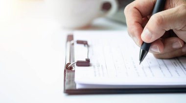 Hand 'in kapanışı anket ya da evrak anketi içeren kalem kullanarak şirket kişisel bilgi formu kontrol listesi belgesini doldurma sorusu. 