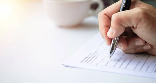 Primer Plano Mano Utilizando Pluma Escritura Con Cuestionario Encuesta Papeleo — Foto de Stock