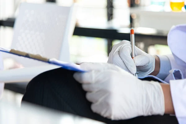 Médico Verificando Sintoma Paciente Tomar Nota Pad Researcher Descobrir Covid — Fotografia de Stock