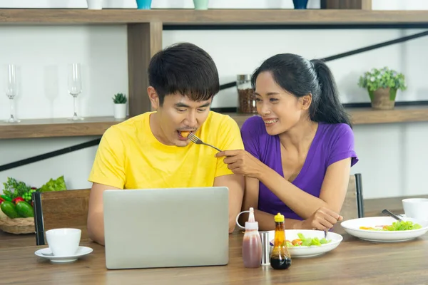 Família Feliz Engraçada Asiático Lindo Casal Bela Mulher Bonito Homem — Fotografia de Stock