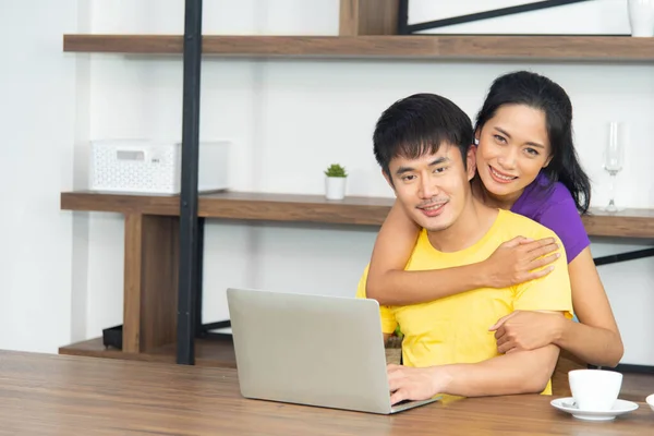 Família Feliz Engraçada Asiático Lindo Casal Bela Mulher Bonito Homem — Fotografia de Stock