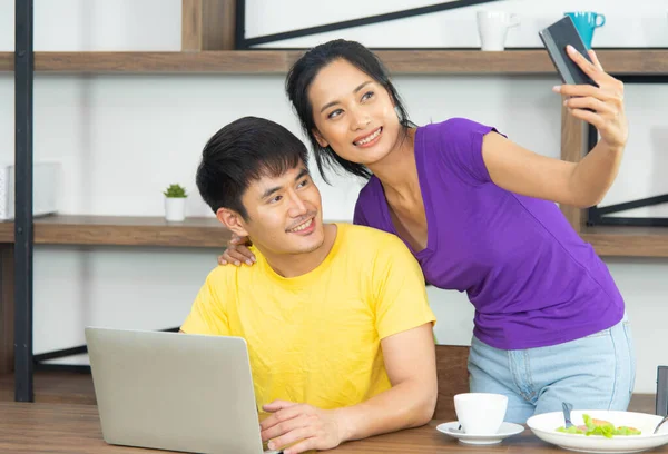 Família Feliz Engraçada Asiático Lindo Casal Bela Mulher Bonito Homem — Fotografia de Stock