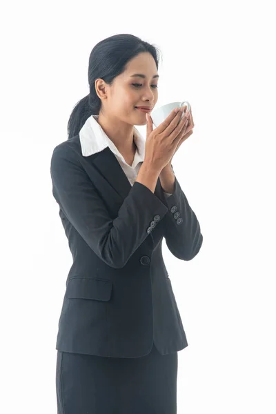 ポートレート若い美しい笑顔幸せな女性は黒スーツを身に着けています飲みコーヒーを持ちます隔離された白い背景 — ストック写真